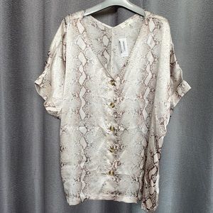 entro short sleeved blouse snake print XL